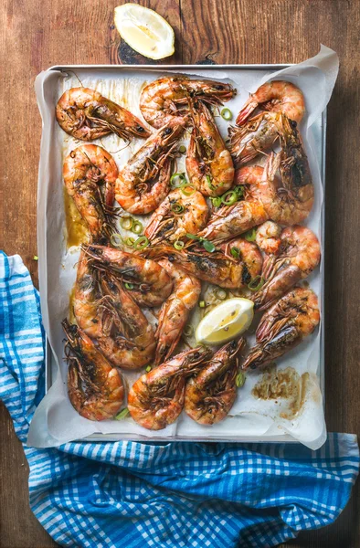 Langostinos asados con puerro fresco y limón —  Fotos de Stock