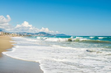 Arkadaki Dağları ile deniz dalgaları