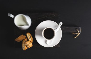 Fincan sıcak espresso, krema süt ve kurabiye ile 