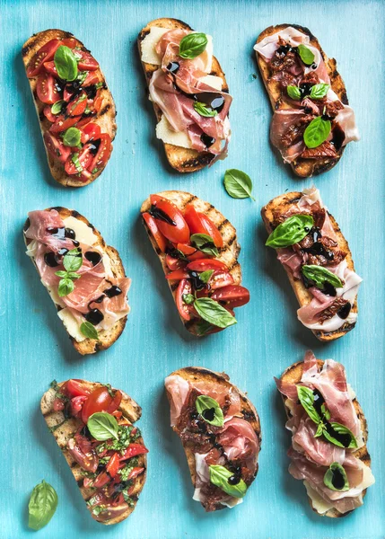 Bruschetta snacks voor wijn — Stockfoto