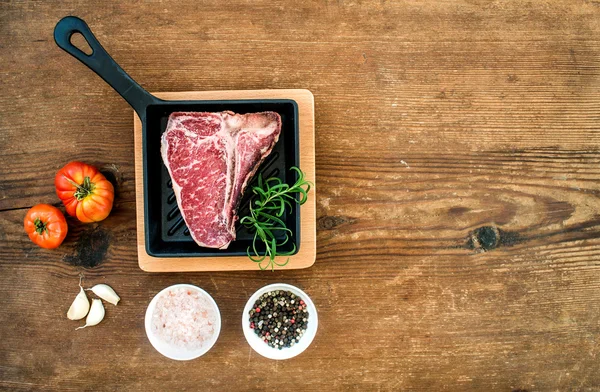 Carne crua não cozida bife em t-bone — Fotografia de Stock