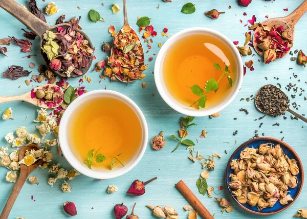 Two cups of healthy herbal tea — Stock Photo, Image