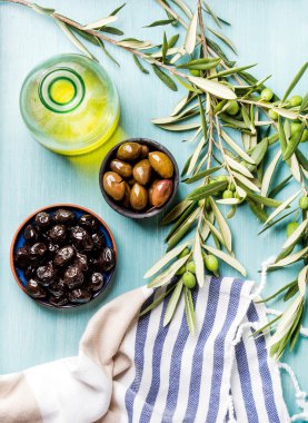 İki kase salamura yeşil ve Siyah Zeytin ile