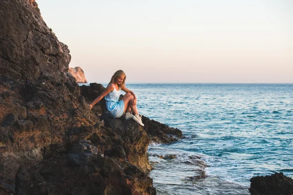 Jovem loira mulher turista — Fotografia de Stock