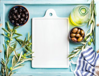 İki kase salamura yeşil ve Siyah Zeytin ile