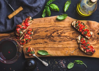Domates ve fesleğen bruschettas kadeh beyaz şarap ile