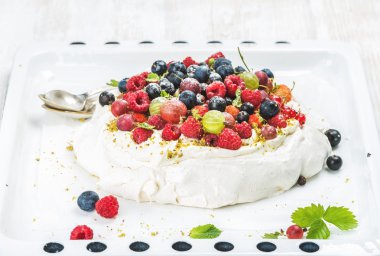 Taze çilek ile ev yapımı Pavlova pasta