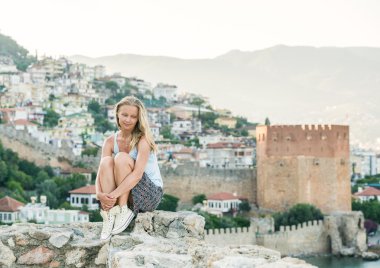 Genç sarışın kadın turist