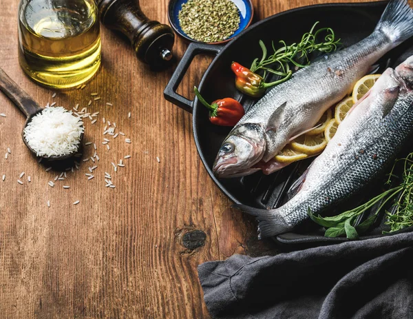 Bahan-bahan untuk memasak makan malam ikan sehat — Stok Foto