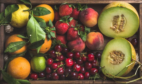 Variedad saludable de frutas de verano — Foto de Stock