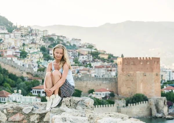 Giovane bionda turista donna — Foto Stock