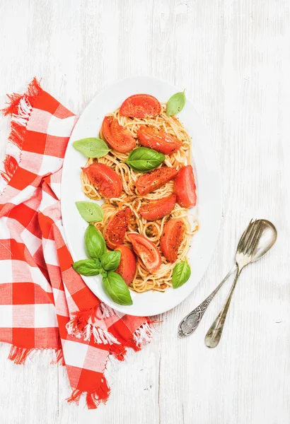 Spaghetti mit gerösteten Tomaten — Stockfoto