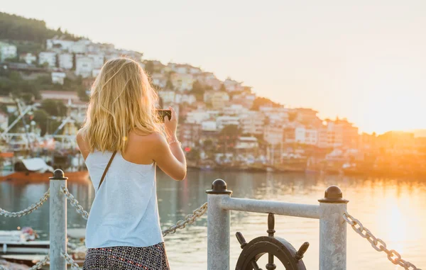 Jovem loira turista mulher — Fotografia de Stock