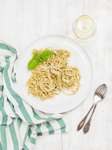 Tészta spagetti pesto szósszal — Stock Fotó