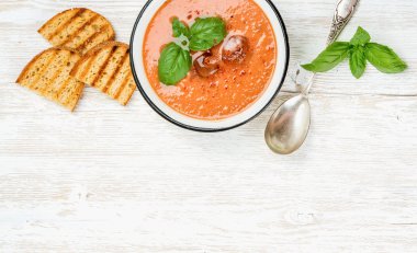 Buz ile soğuk gazpacho çorbası