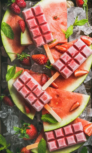 Erdbeer-Wassermelonen-Eis am Stiel — Stockfoto