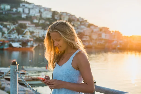 Young blond woman texting message — Stock Photo, Image