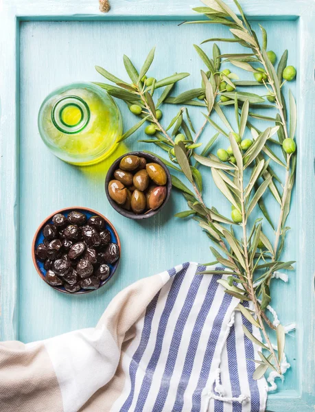 Dos cuencos con aceitunas verdes y negras en escabeche —  Fotos de Stock