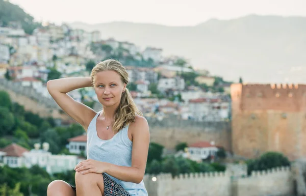 Giovane donna seduta e guardando l'orizzonte — Foto Stock