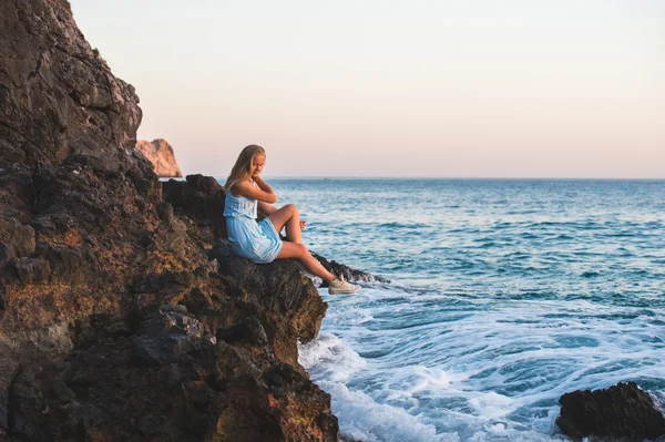 Giovane bionda turista donna — Foto Stock