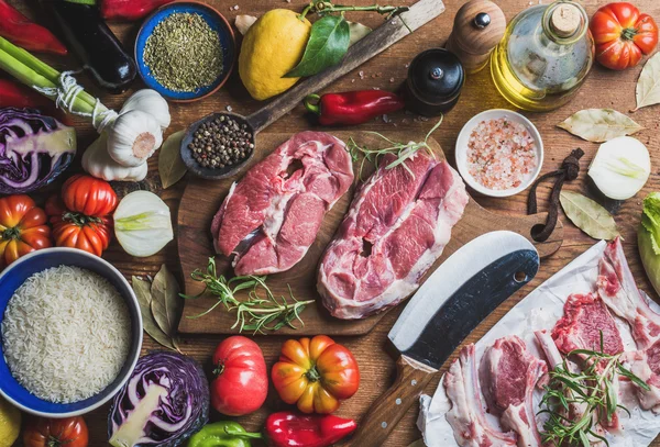 Ruwe lamsvlees met koken van ingrediënten — Stockfoto