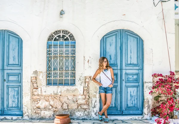 Mulher na típica cidade grega — Fotografia de Stock