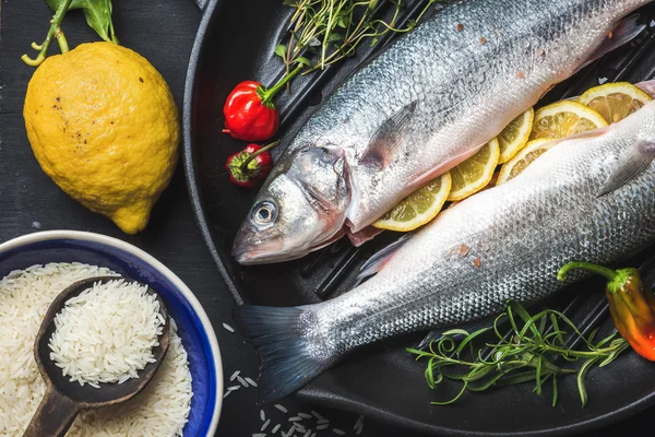 Masă de mare brută cu ingrediente de gătit — Fotografie, imagine de stoc