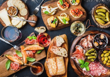 İtalyan şarap aperatifleri seti, cam gül tutan adamın el