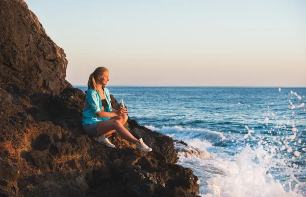 Joven turista rubia — Foto de Stock