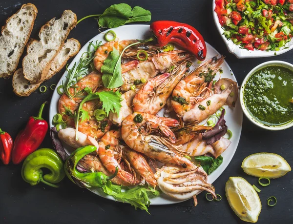 Plato de mariscos asados con ensalada y salsa —  Fotos de Stock