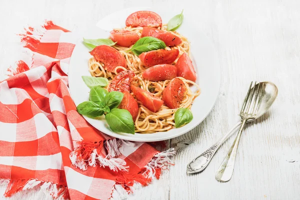 Špagety s pečenými rajčaty — Stock fotografie