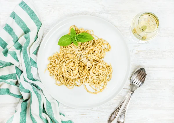 Pasta spaghetti met pestosaus — Stockfoto