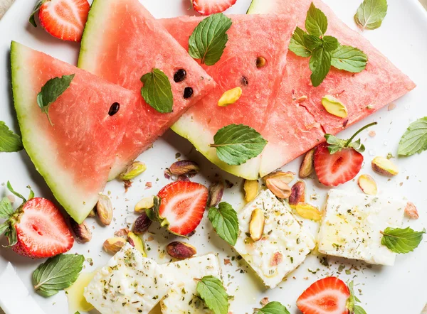 Summer watermelon, strawberry and feta cheese salad with pistachios — Stock Photo, Image