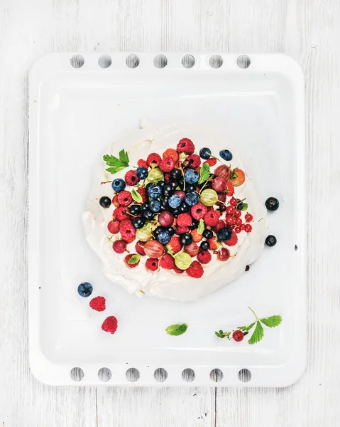 Torta Pavlova fatta in casa con bacche fresche — Foto Stock