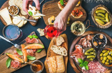 İtalyan şarap aperatifleri seti, cam gül tutan adamın el