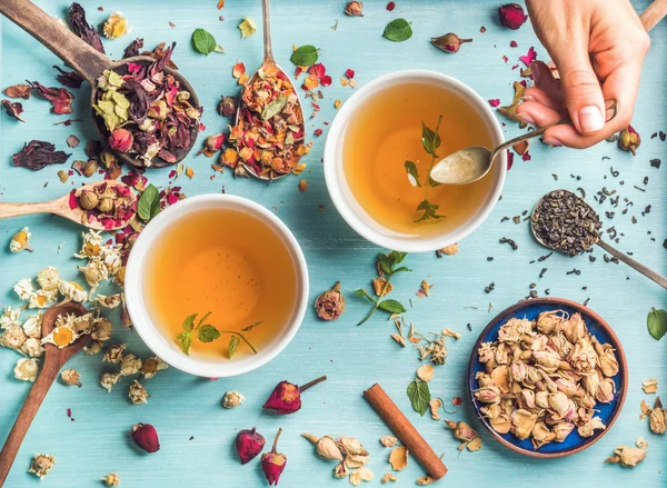 Two cups of healthy herbal tea — Stock Photo, Image