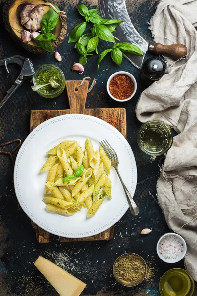 Penne com molho de pesto, queijo parmesão — Fotografia de Stock