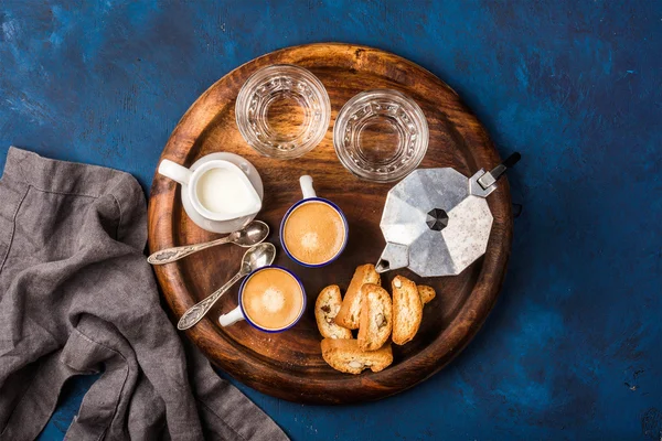 Csésze forró espresso, creamer, a tej és a cookie-k — Stock Fotó
