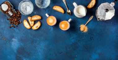 Kahve espresso, cantucci, kurabiye ve süt 