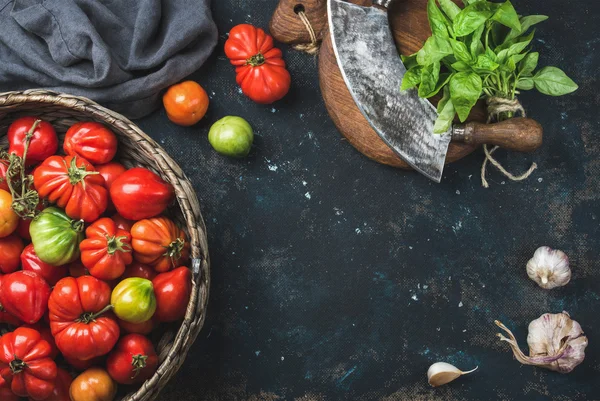 Tomates frescos coloridos maduros de la herencia — Foto de Stock