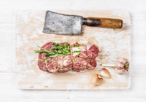 Carne crua de rosbife cortada com alecrim, tomilho e alho — Fotografia de Stock