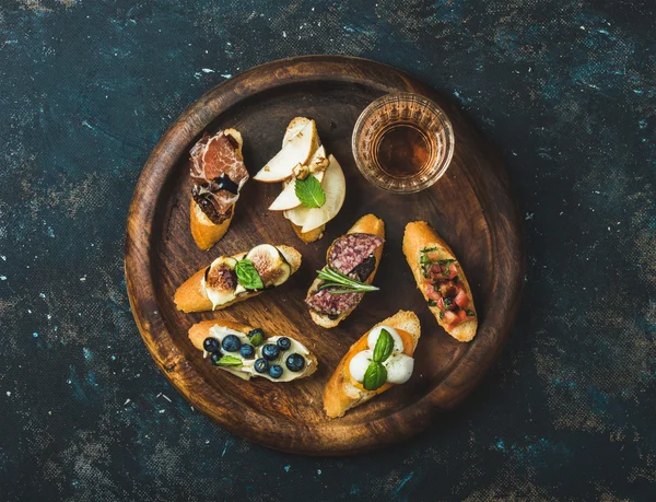 Crostini italiano y copa de vino — Foto de Stock