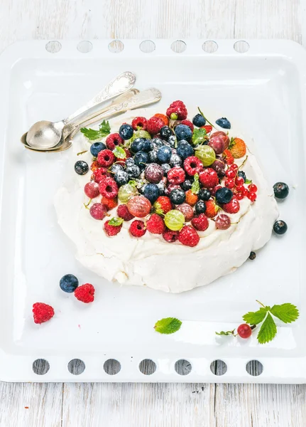 Домашній торт Павлова зі свіжими ягодами — стокове фото
