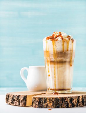 Latte macchiato krem şanti ile 