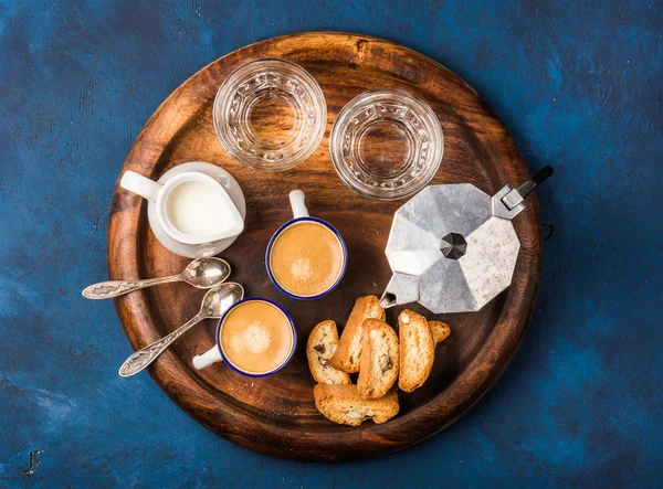 Csésze forró espresso, creamer, a tej és a cookie-k — Stock Fotó