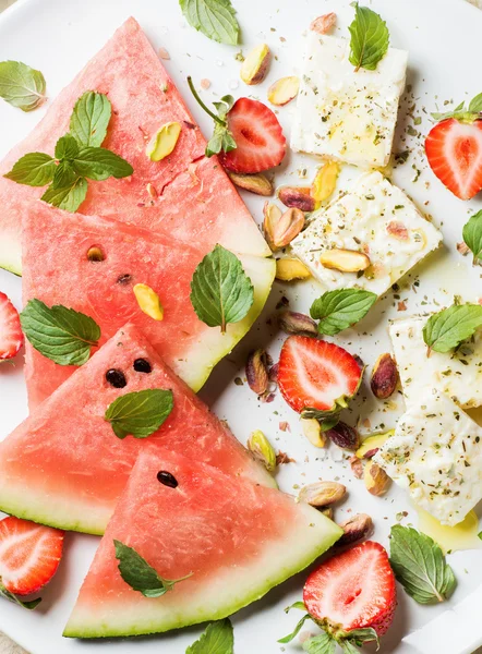 Sommaren vattenmelon, jordgubbar och fetaost sallad med pistagenötter — Stockfoto