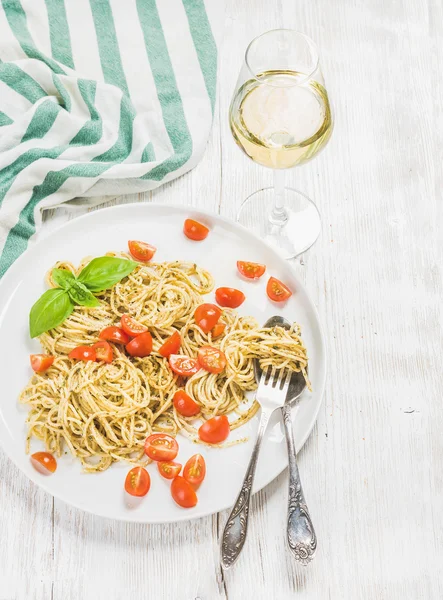 Těstoviny špagety s pestem — Stock fotografie