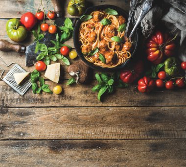İtalyan makarna spagetti domates sosu ve köfte ile