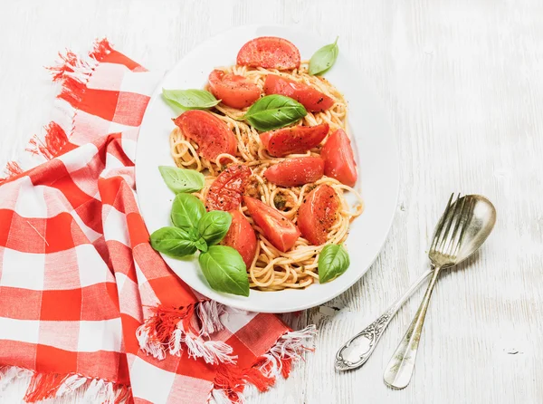 구운된 토마토와 스파게티 — 스톡 사진