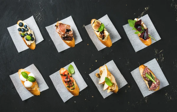 Crostini italien avec différentes garnitures — Photo